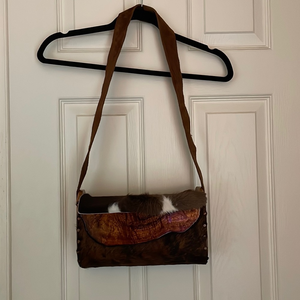 Shoulder strap. Silk lining.